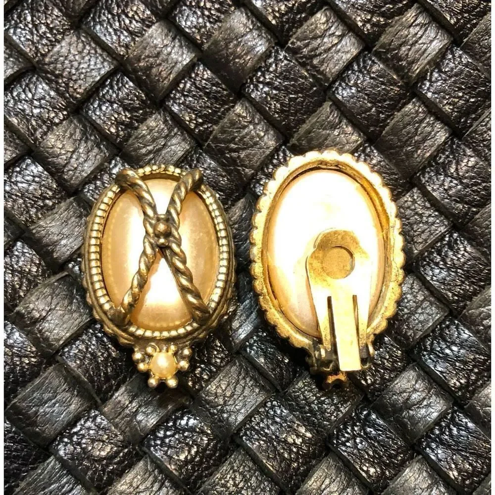 REGAL - 🎉HPx2 🎉 Vintage Regal Gothic-Style Oval Faux Pearl Chunky Clip-Ons